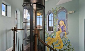 6 bedrooms, laptop workspace, bed sheets