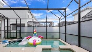 Ein Schwimmbecken mit aufblasbaren Spielzeugen und einer Einhorn-Luftmatratze.