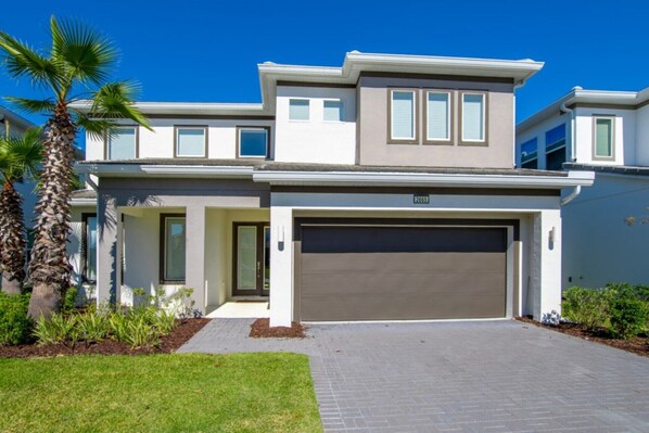 Villa (5 Bedrooms) | Front of property