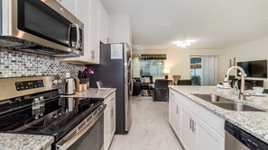 Microonde, forno, piano cottura, lavastoviglie