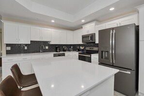 Microondas, horno, parrilla de estufa y lavavajillas 