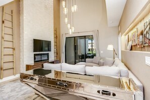 4 bedrooms, laptop workspace