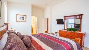4 habitaciones, espacio para trabajar con laptop y ropa de cama