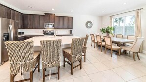 Unclassified image, 4 of 28, button - Luxury Contemporary Style Villa on Encore Resort at Reunion, Orlando Villa 4497 (Kissimmee)