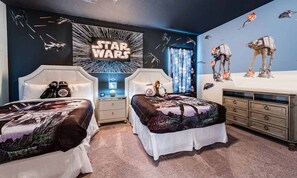 5 habitaciones, espacio para trabajar con laptop y ropa de cama 