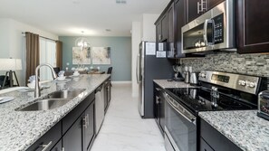 Microondas, horno, parrilla de estufa y lavavajillas 