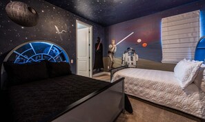6 bedrooms, laptop workspace, bed sheets