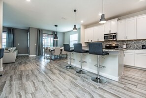 6 Schlafzimmer, laptopgeeigneter Arbeitsplatz, Bettwäsche