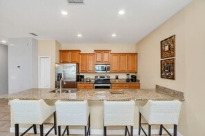 Microonde, forno, piano cottura, lavastoviglie