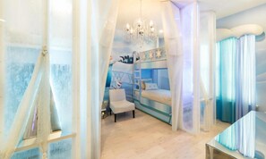 8 bedrooms, laptop workspace, iron/ironing board, bed sheets
