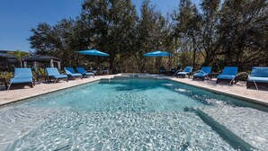 Una piscina al aire libre
