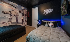 6 Schlafzimmer, laptopgeeigneter Arbeitsplatz, Bettwäsche