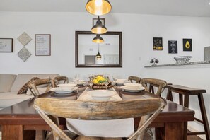 Four à micro-ondes, un four, surface de cuisson, lave-vaisselle