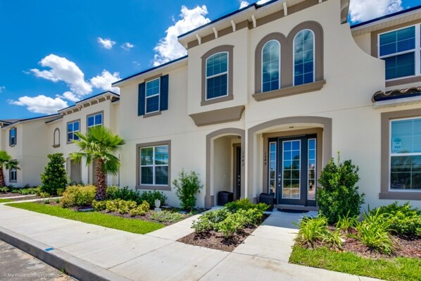Villa (5 Bedrooms) | Front of property