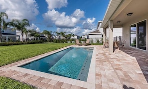 Outdoor pool, sun loungers - Rent This Luxury 5 Star Villa on Encore Resort at Reunion, Orlando Villa 4412 (Kissimmee)
