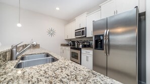 Microondas, horno, parrilla de estufa y lavavajillas 