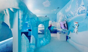 10 bedrooms, laptop workspace, WiFi, bed sheets - Rent Your Own Orlando Villa With Large Private Pool on Solterra Resort, Orlando Villa 4730 (Davenport)