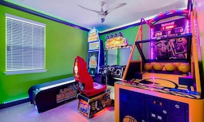 8 bedrooms, laptop workspace, bed sheets - Rent the Perfect 8 Bedroom Villa on Solara Resort, Orlando Villa 4723 (Kissimmee)