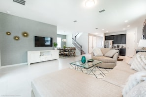 7 bedrooms, laptop workspace, bed sheets