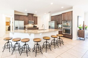 Mikrobølgeovn, ovn, kokeplater og oppvaskmaskin