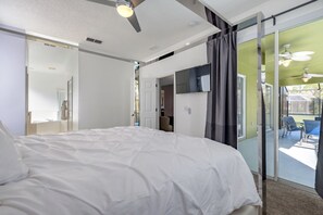 7 bedrooms, laptop workspace, WiFi, bed sheets