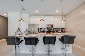 Four à micro-ondes, un four, surface de cuisson, lave-vaisselle