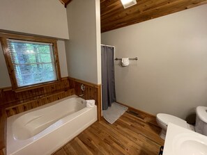 Kombinert dusj/badekar, regndusjhode, hårføner og håndklær