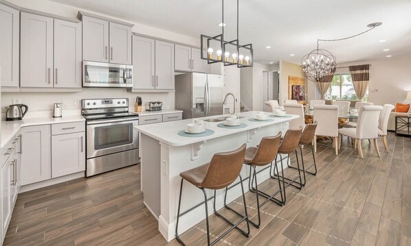 8 bedrooms, laptop workspace, WiFi, bed sheets - Rent This Luxury 5 Star Villa on Encore Resort at Reunion, Orlando Villa 4410 (Kissimmee)