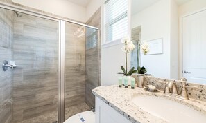 Combined shower/bathtub - Perfect 6 Bedroom Villa on Encore Resort at Reunion, Orlando Villa 4396 (Kissimmee)