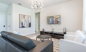 TV a schermo piatto, console per videogiochi