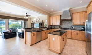 Microwave, oven, stovetop, dishwasher - Rent the Perfect 4 Bedroom Villa on Reunion Resort and Spa, Orlando Villa 4622 (Kissimmee)