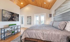 5 bedrooms, laptop workspace, bed sheets