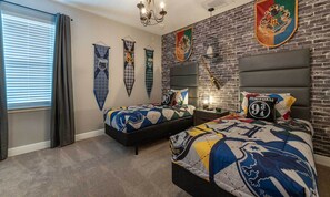 8 habitaciones, espacio para trabajar con laptop y ropa de cama 