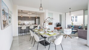 Eine moderne Wohnung mit Essbereich, Küche und Wohnzimmer.