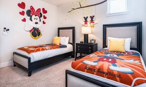 5 bedrooms, laptop workspace, bed sheets - Rent Your Own Orlando Villa With Large Private Pool on Encore Resort at Reunion, Orlando Villa 4345 (Kissimmee)