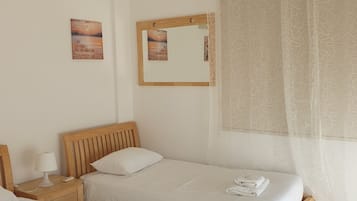 3 kamar tidur, ruang kerja ramah laptop, dan seprai linen