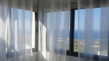 3 kamar tidur, ruang kerja ramah laptop, dan seprai linen