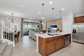 5 室のベッドルーム、ノートパソコン用作業スペース、ベッドシーツ