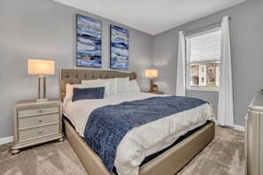 9 sovrum, arbetsyta för laptop och sängkläder