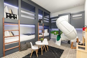7 間臥室、筆電工作空間、熨斗/熨衣板、床單