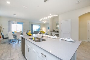 Microwave, oven, stovetop, dishwasher - 5 Star Villa Close to Disney, Orlando Villa 2545 (Davenport)
