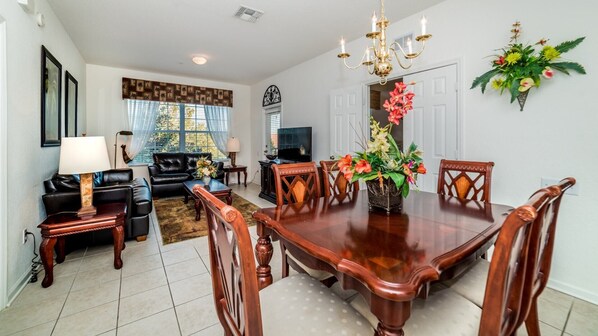 Four à micro-ondes, un four, surface de cuisson, lave-vaisselle