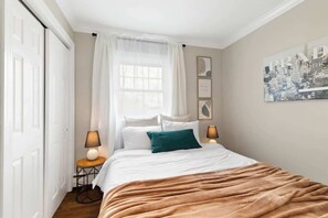 5 chambres, bureau, fer et planche à repasser, lit de bébé portatif