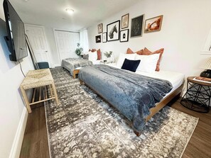 5 habitaciones, escritorio y tabla de planchar con plancha 
