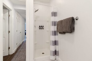 Badewanne, kostenlose Toilettenartikel, Haartrockner, Handtücher