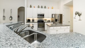 Mikrowelle, Ofen, Herdplatte, Geschirrspüler