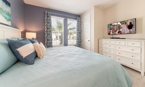 4 多间卧室、笔记本电脑工作区、床单