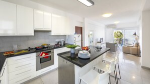 Microwave, oven, stovetop - Perfect Holiday Apartment Minutes From the Beach, Limassol Apartment 1002 (Limassol)