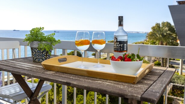 Outdoor dining - Perfect Holiday Apartment Minutes From the Beach, Limassol Apartment 1002 (Limassol)