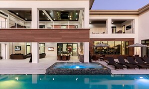 Una piscina al aire libre